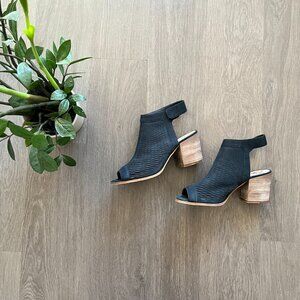 Vince Camuto Navy Suede Open-Toed Sandal with Chunky Heel and Velcro Strap